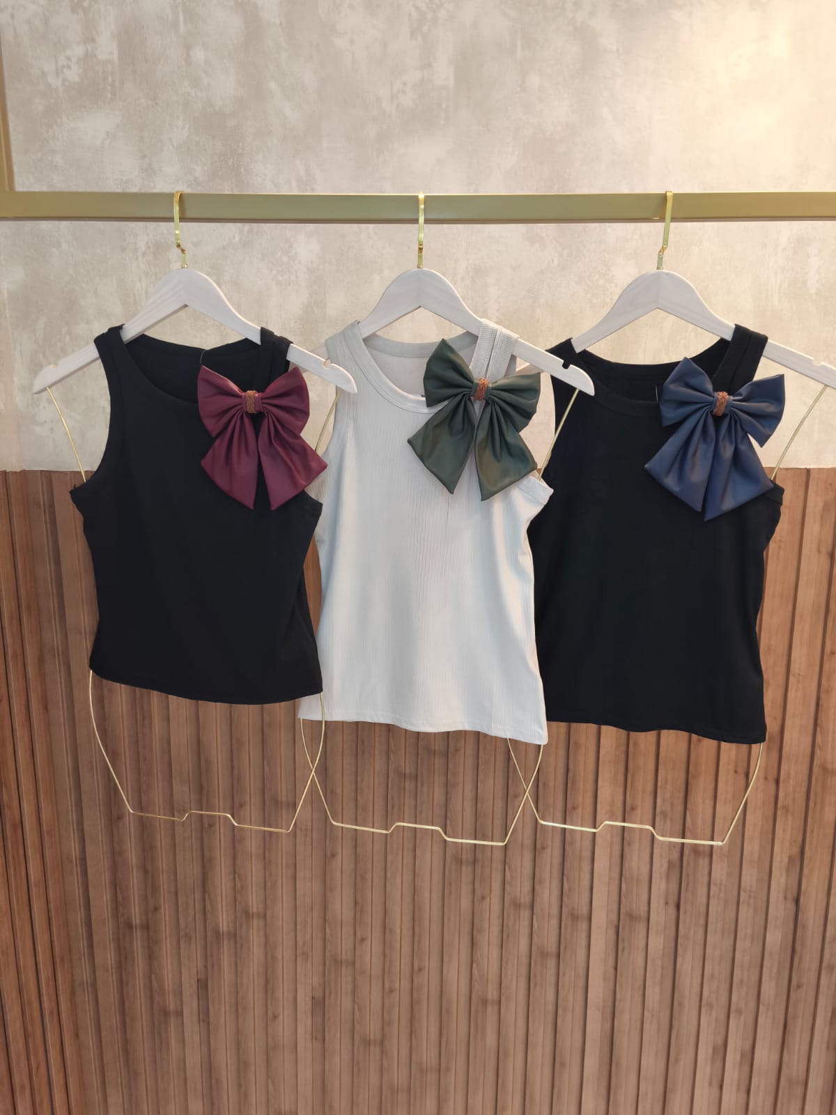 Regata cor Preta com Laço Azul Couro Eco