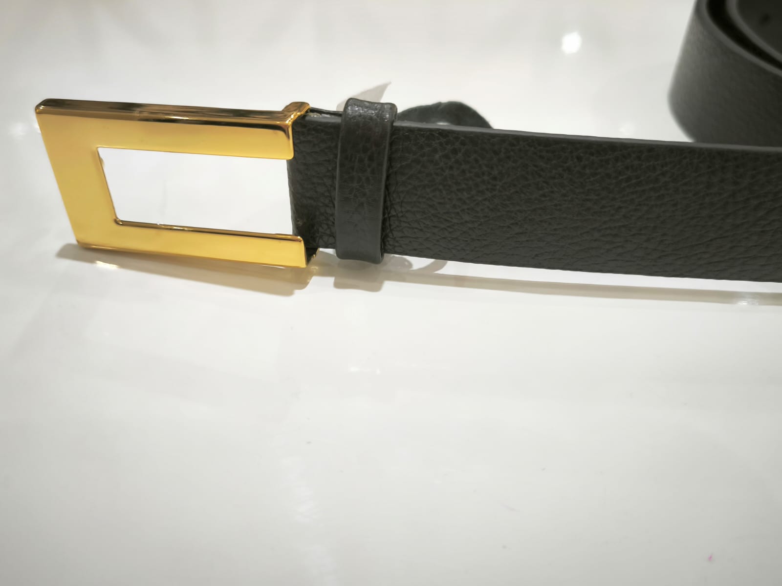 Cinto Preto com fivela retangular dourada 3 cm Largura