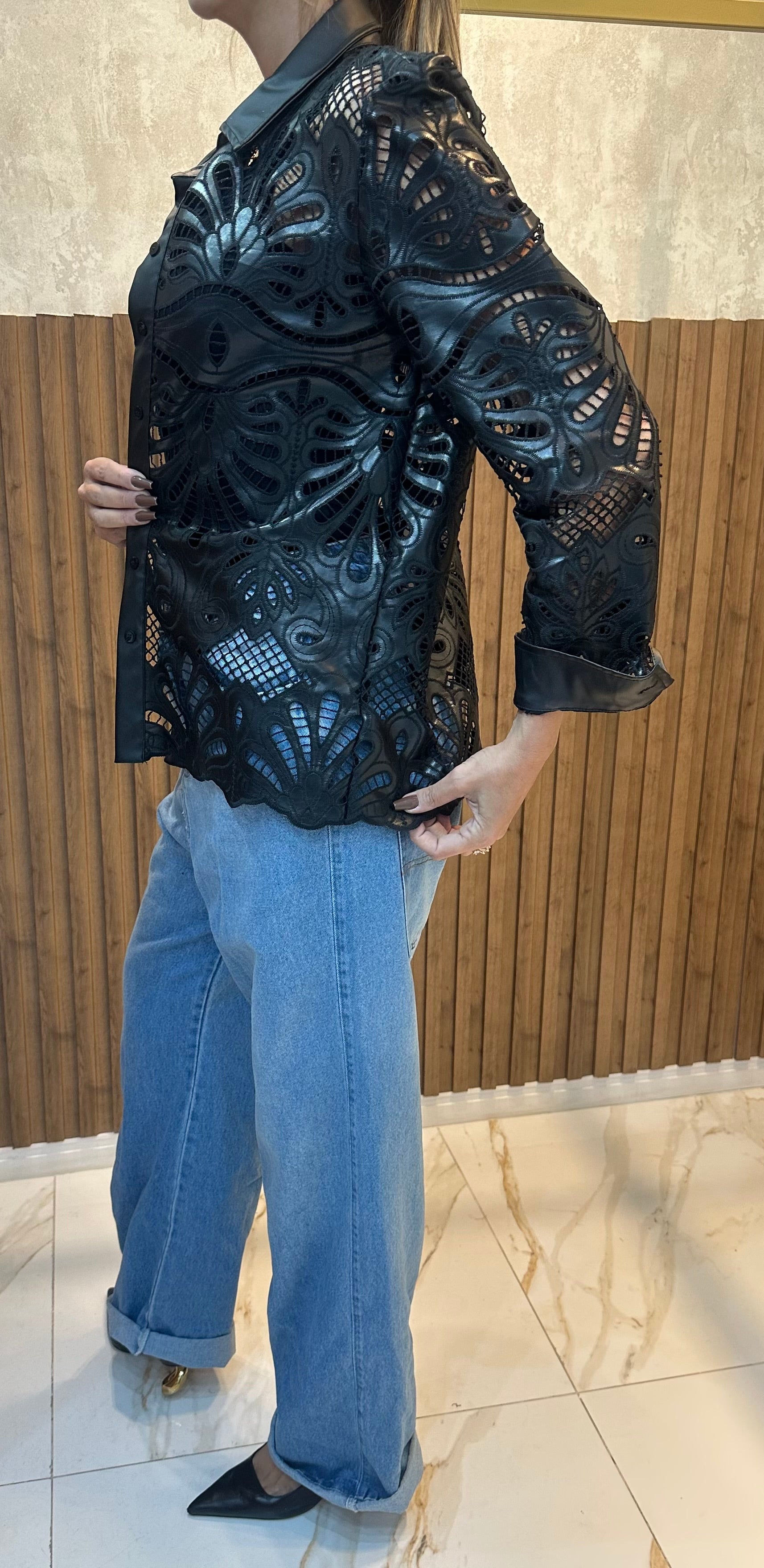 Camisa Rendada em Couro Ecológico