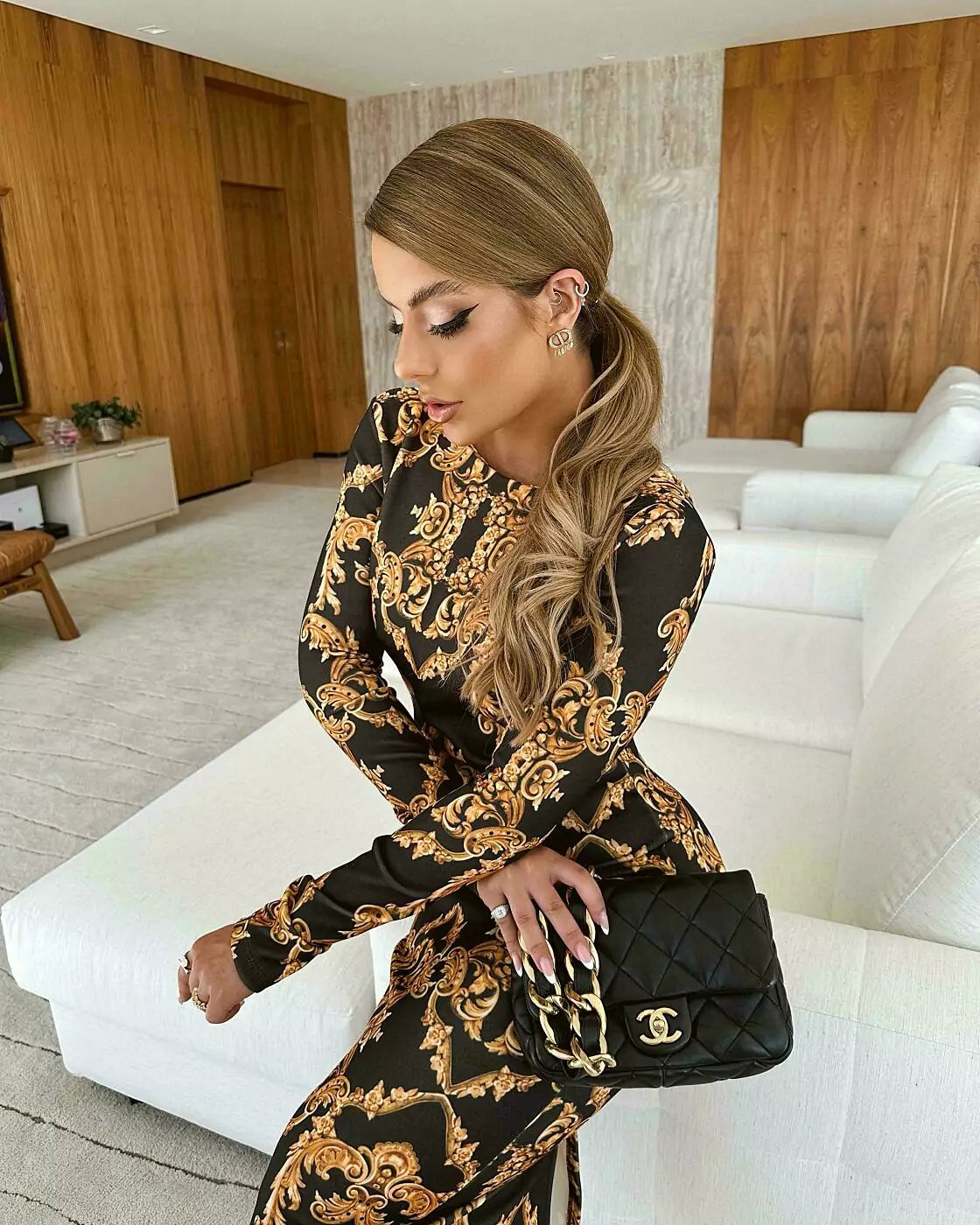 vestido escuro com estampas barrocas