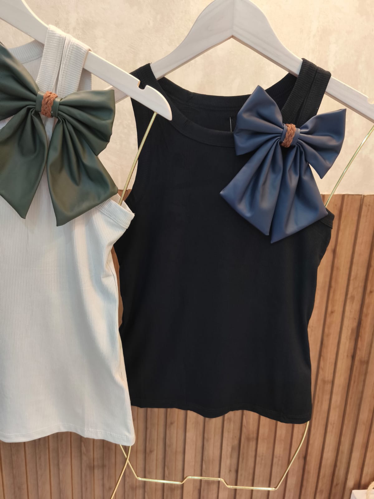 Regata cor Preta com Laço Azul Couro Eco