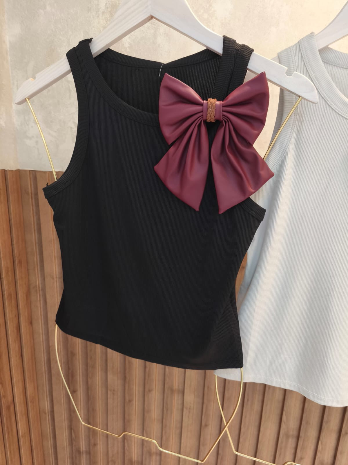 Regata na cor Preta com Laço Bordo Couro Eco