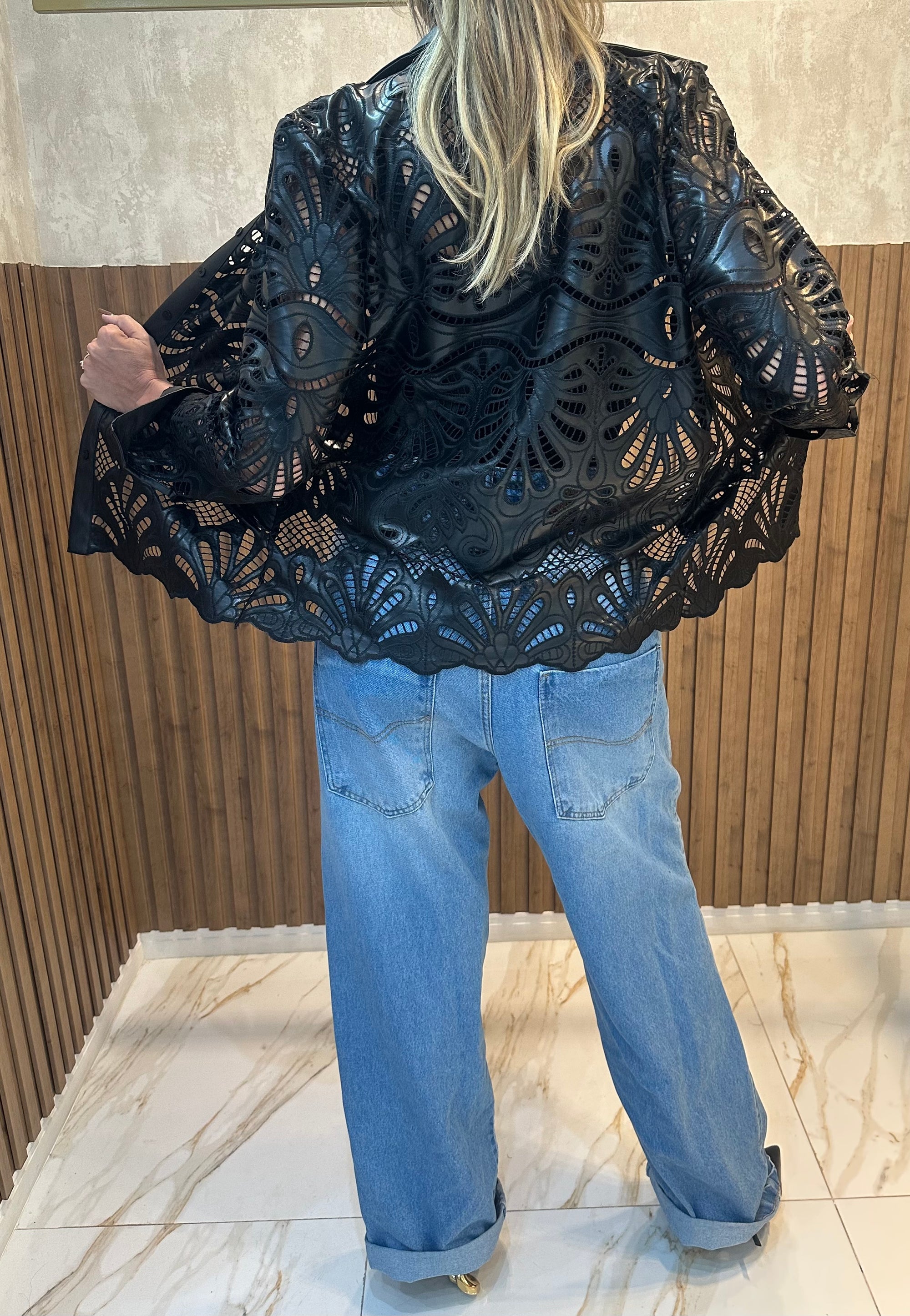 Camisa Rendada em Couro Ecológico