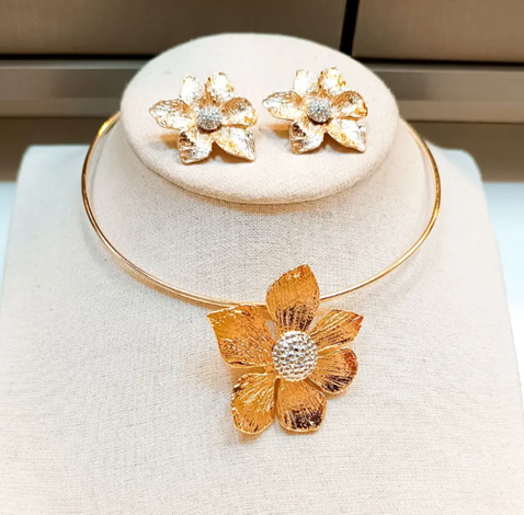 Conjunto Flor Metal e Folhado