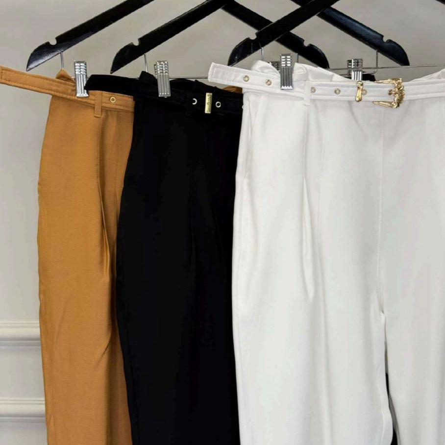 Calça Siena alfaiataria feminina nas cores preto, branco e caramelo