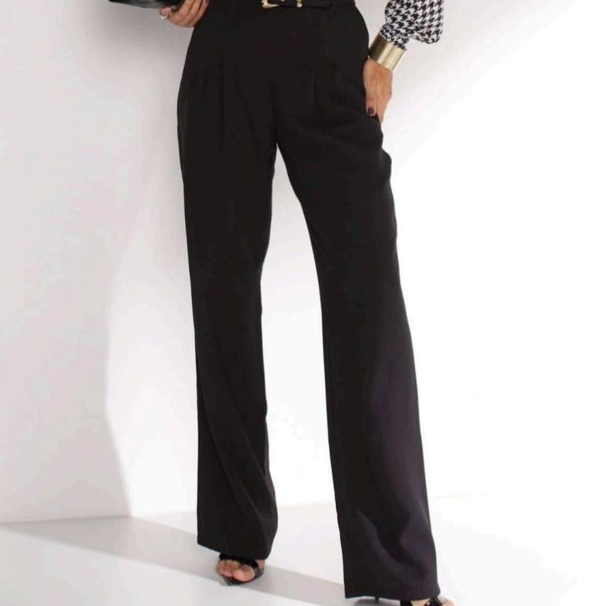 Calça Siena alfaiataria feminina preta vista traseira com cinto